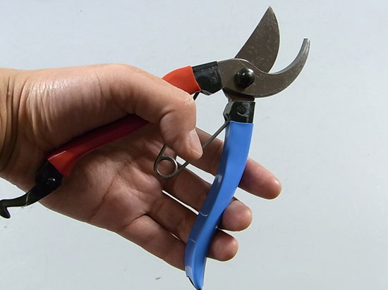 Left handed gardening scissors